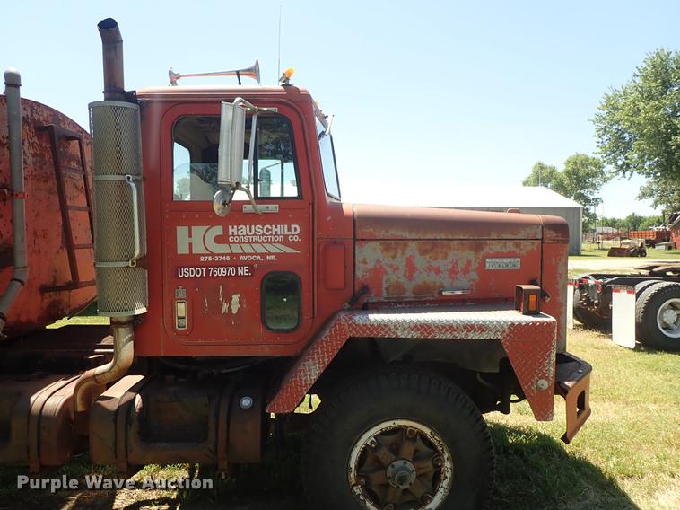 image for item DE5400 1974 International Paystar 5000 water truck