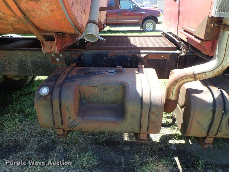 image for item DE5400 1974 International Paystar 5000 water truck
