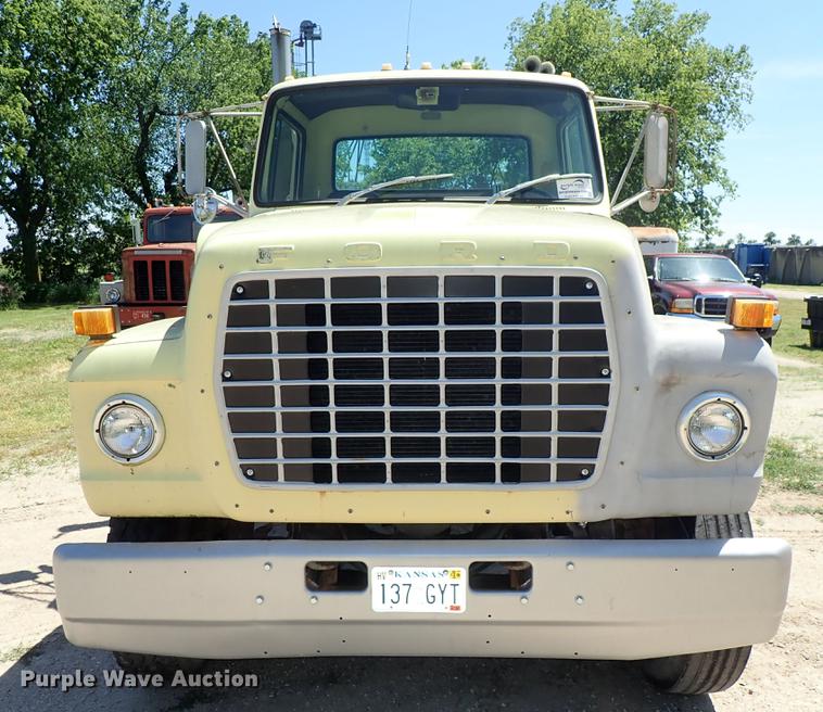 image for item DE5401 1982 Ford LT9000 semi truck