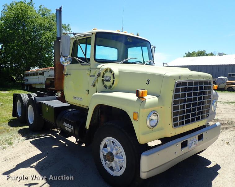 image for item DE5401 1982 Ford LT9000 semi truck