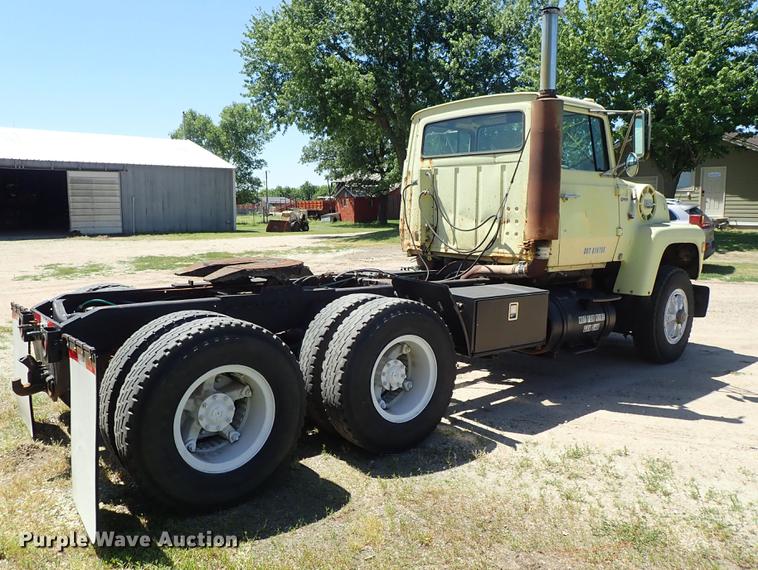 image for item DE5401 1982 Ford LT9000 semi truck