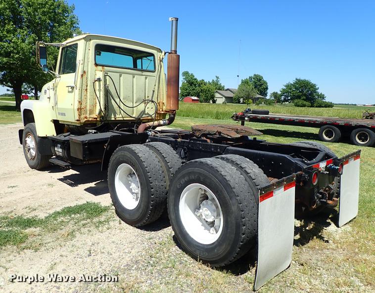 image for item DE5401 1982 Ford LT9000 semi truck