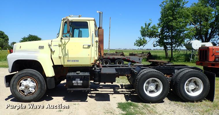 image for item DE5401 1982 Ford LT9000 semi truck