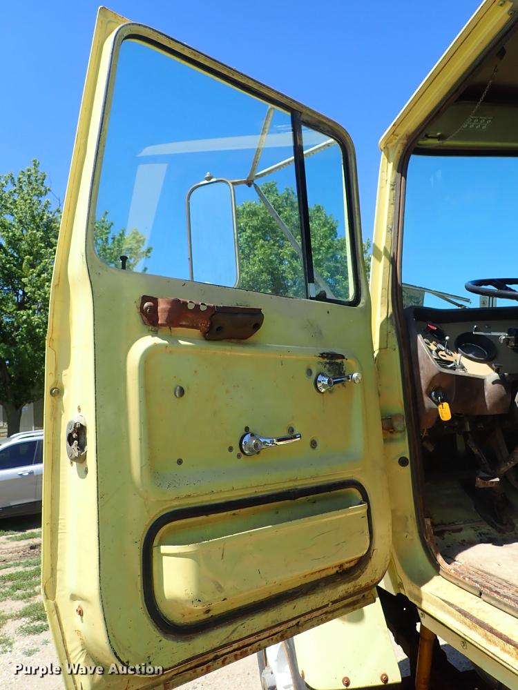 image for item DE5401 1982 Ford LT9000 semi truck