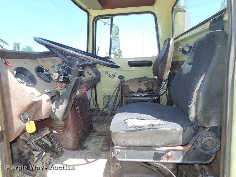 image for item DE5401 1982 Ford LT9000 semi truck