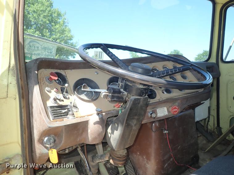 image for item DE5401 1982 Ford LT9000 semi truck