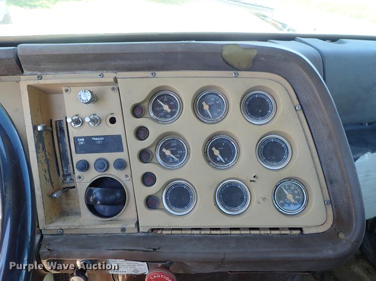 image for item DE5401 1982 Ford LT9000 semi truck