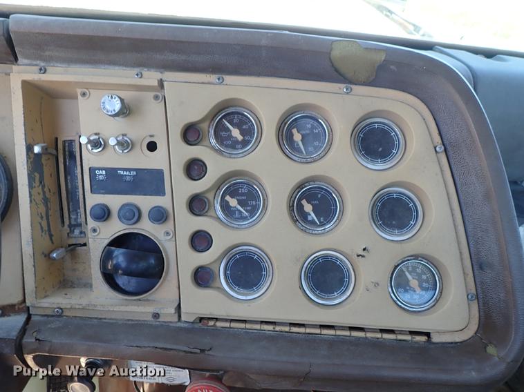 image for item DE5401 1982 Ford LT9000 semi truck