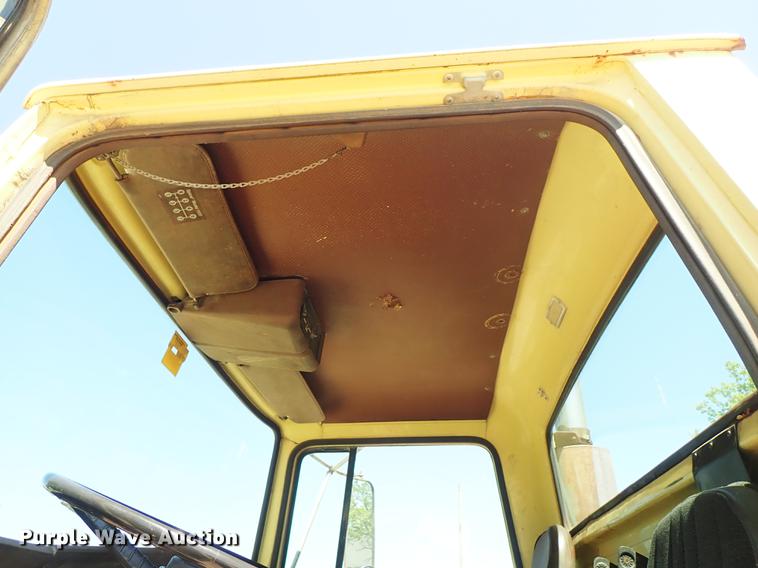 image for item DE5401 1982 Ford LT9000 semi truck