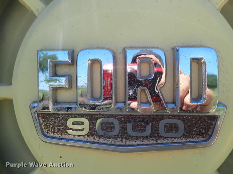 image for item DE5401 1982 Ford LT9000 semi truck