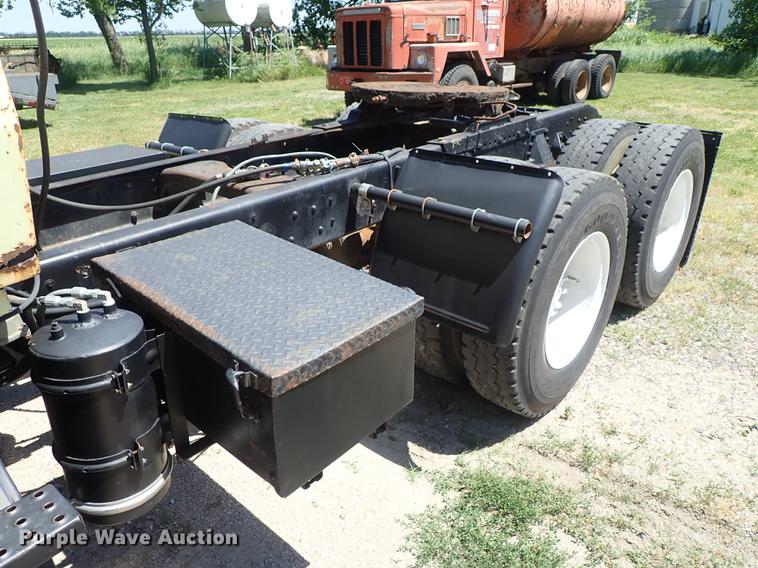 image for item DE5401 1982 Ford LT9000 semi truck