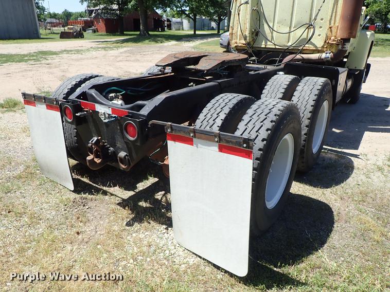 image for item DE5401 1982 Ford LT9000 semi truck