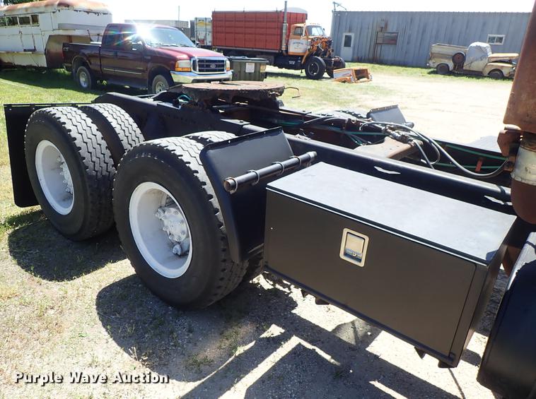 image for item DE5401 1982 Ford LT9000 semi truck