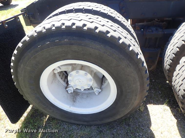 image for item DE5401 1982 Ford LT9000 semi truck