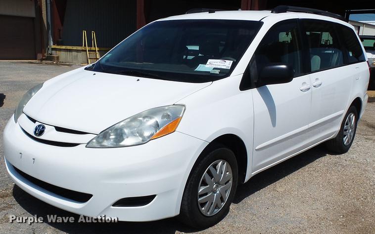 image for item DE7813 2010 Toyota Sienna van