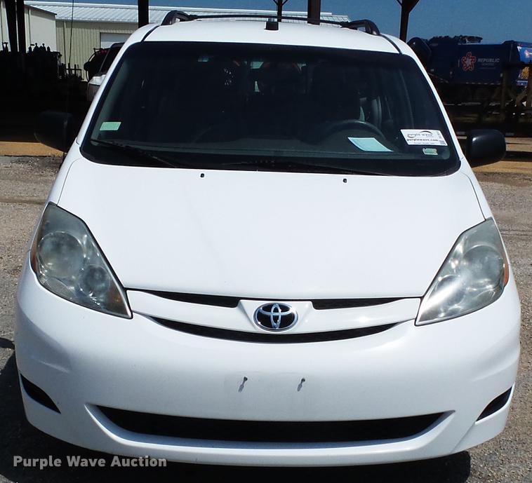 image for item DE7813 2010 Toyota Sienna van