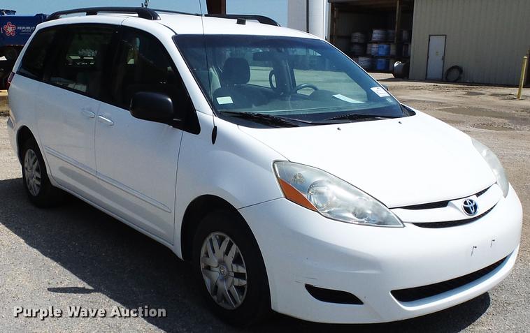 image for item DE7813 2010 Toyota Sienna van