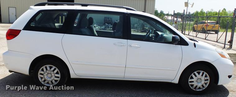 image for item DE7813 2010 Toyota Sienna van