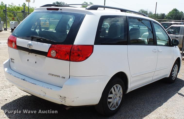 image for item DE7813 2010 Toyota Sienna van