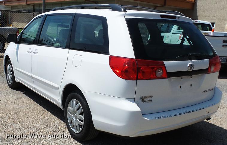 image for item DE7813 2010 Toyota Sienna van