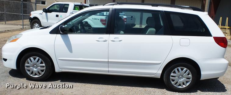 image for item DE7813 2010 Toyota Sienna van