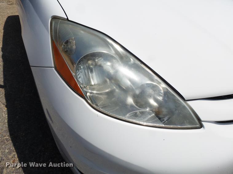 image for item DE7813 2010 Toyota Sienna van