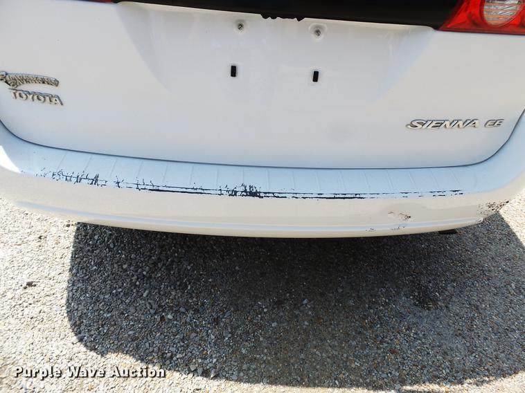 image for item DE7813 2010 Toyota Sienna van