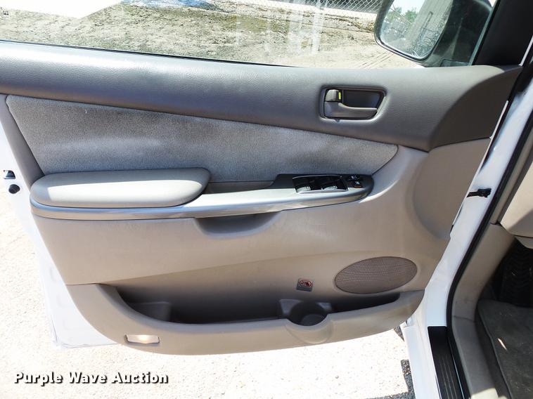 image for item DE7813 2010 Toyota Sienna van