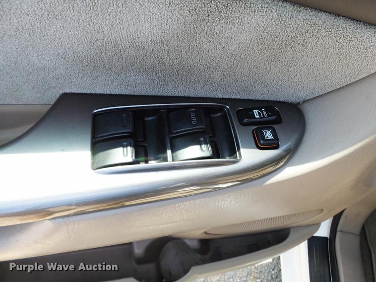 image for item DE7813 2010 Toyota Sienna van