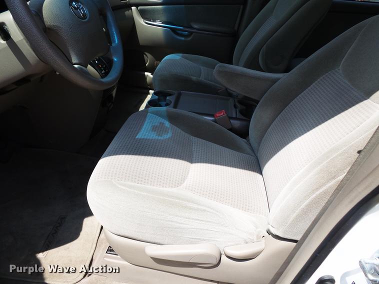 image for item DE7813 2010 Toyota Sienna van