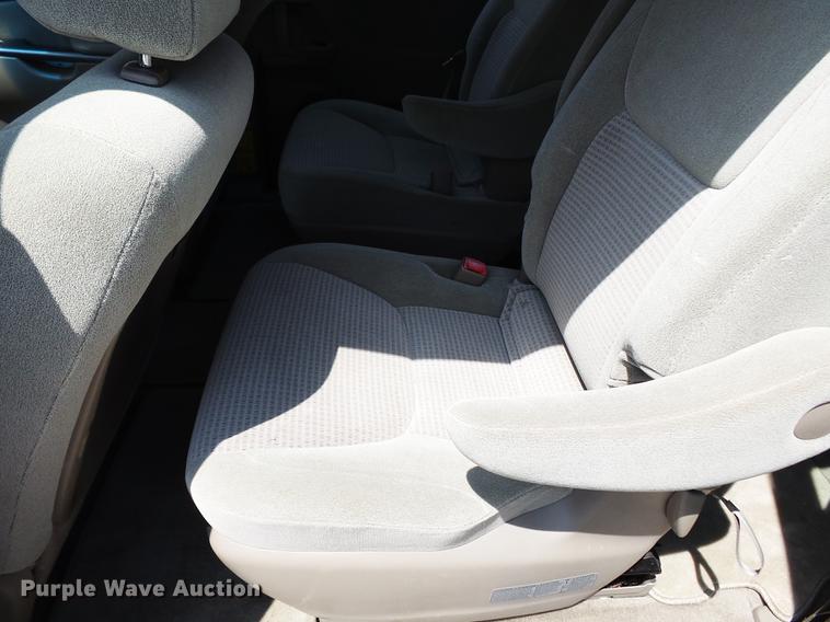 image for item DE7813 2010 Toyota Sienna van
