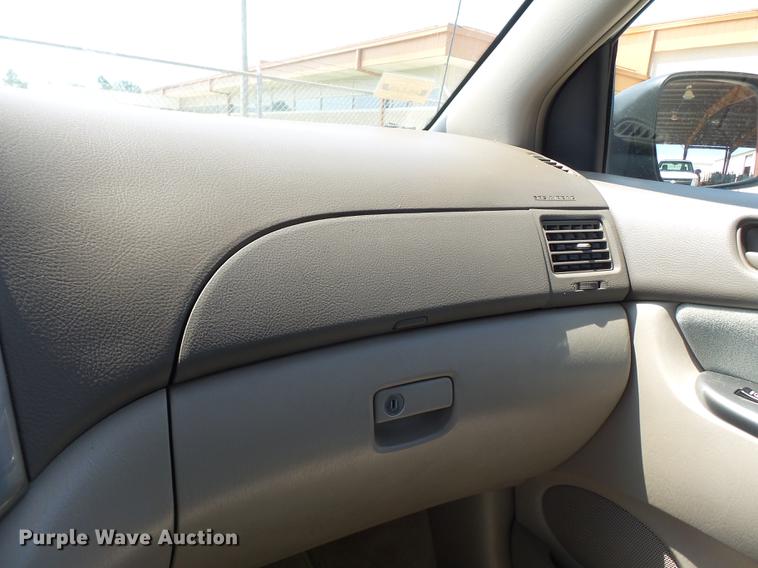 image for item DE7813 2010 Toyota Sienna van