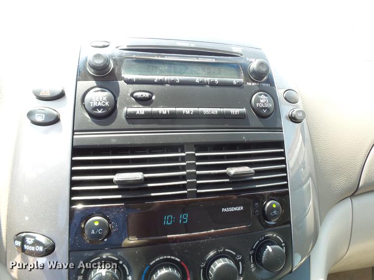 image for item DE7813 2010 Toyota Sienna van