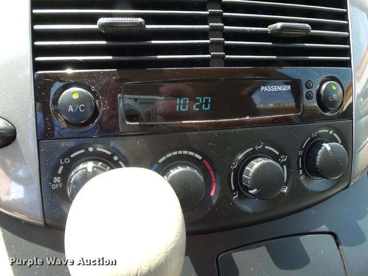 image for item DE7813 2010 Toyota Sienna van