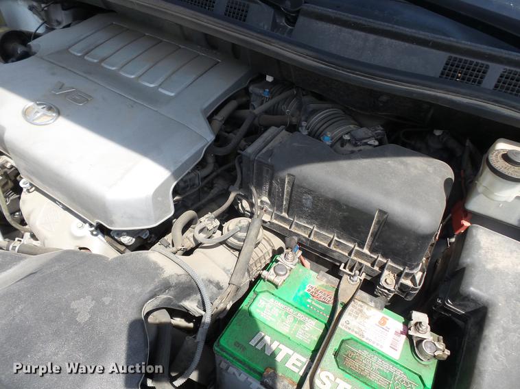 image for item DE7813 2010 Toyota Sienna van