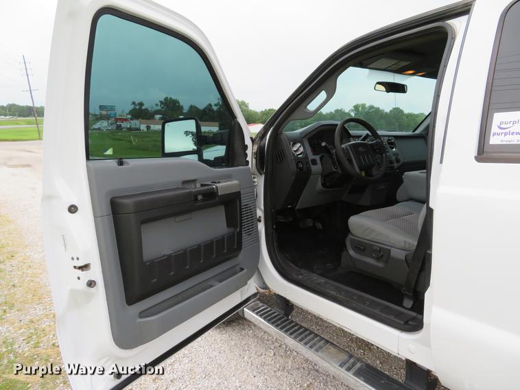image for item DE8102 2013 Ford F250 Super Duty XLT Crew Cab pickup truck