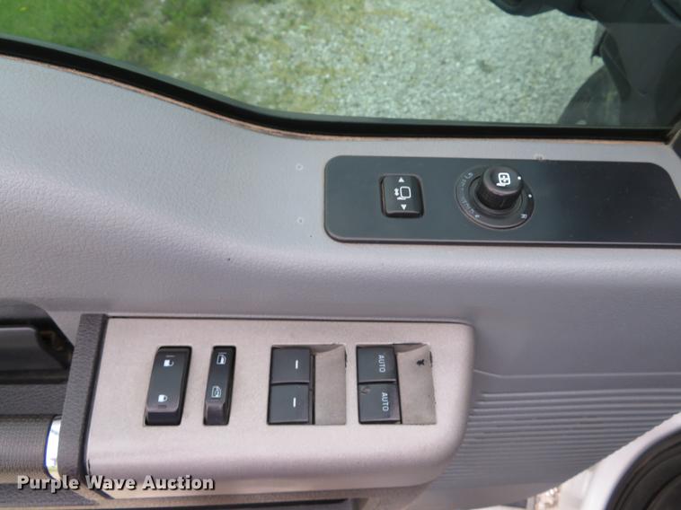 image for item DE8102 2013 Ford F250 Super Duty XLT Crew Cab pickup truck