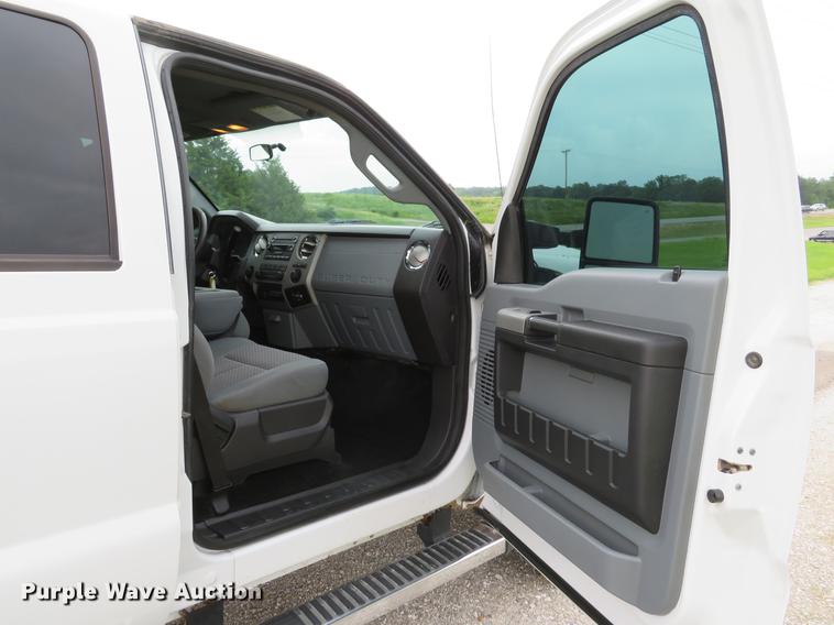 image for item DE8102 2013 Ford F250 Super Duty XLT Crew Cab pickup truck