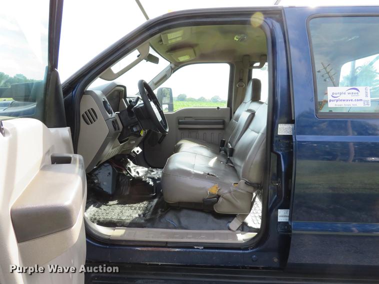 image for item DE8125 2008 Ford F350 Super Duty XL Crew Cab utility bed pickup truck