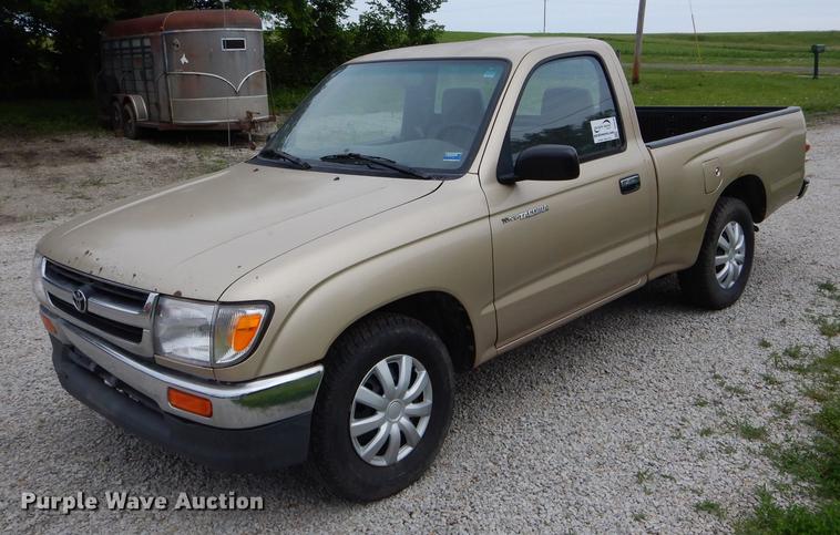 image for item DE8448 1997 Toyota Tacoma pickup truck