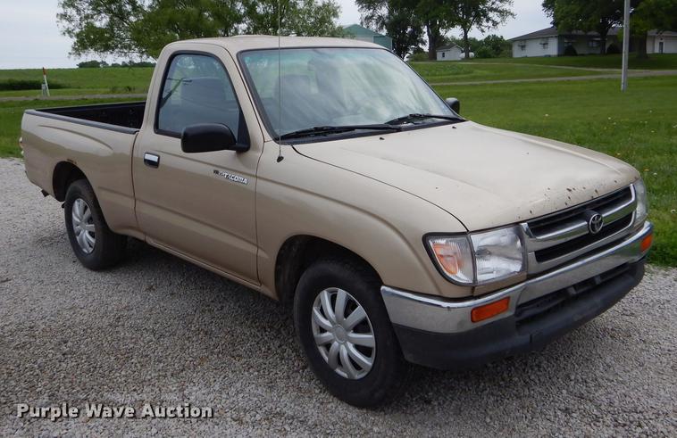 image for item DE8448 1997 Toyota Tacoma pickup truck