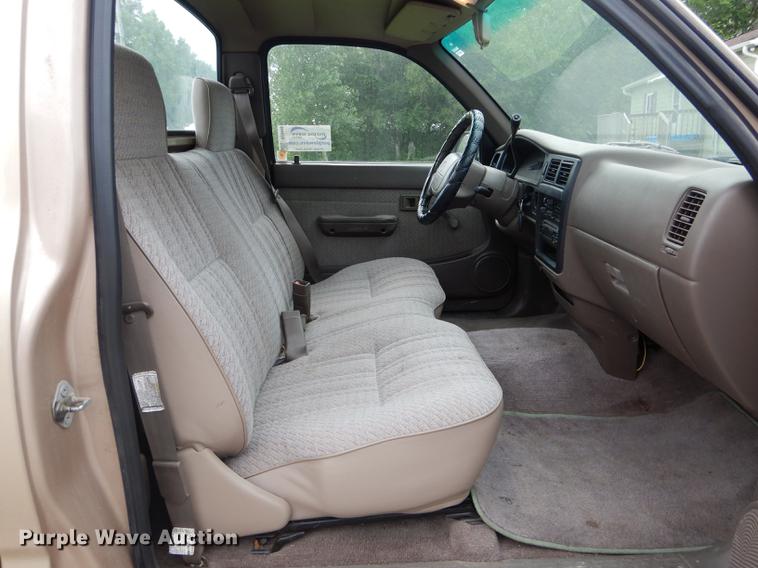 image for item DE8448 1997 Toyota Tacoma pickup truck