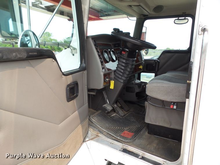 image for item DF0771 2006 Kenworth T300 rollback truck