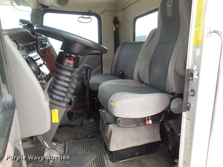 image for item DF0771 2006 Kenworth T300 rollback truck