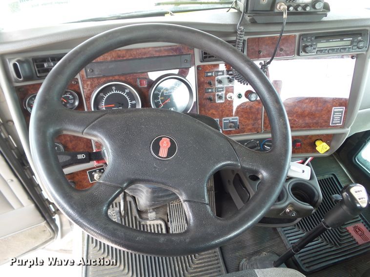 image for item DF0771 2006 Kenworth T300 rollback truck