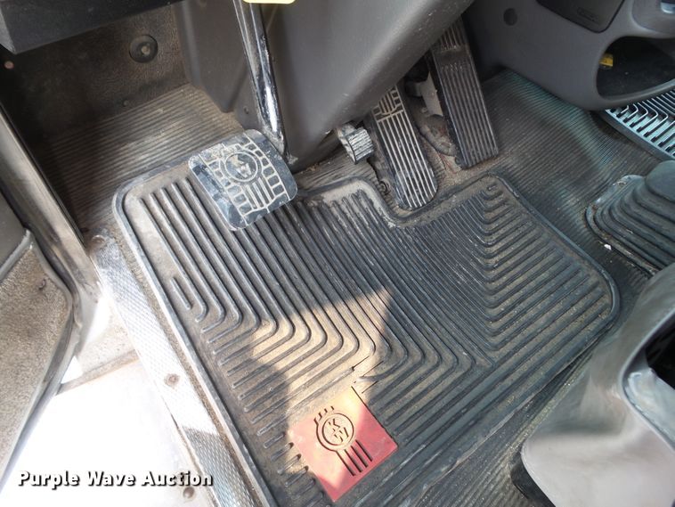 image for item DF0771 2006 Kenworth T300 rollback truck