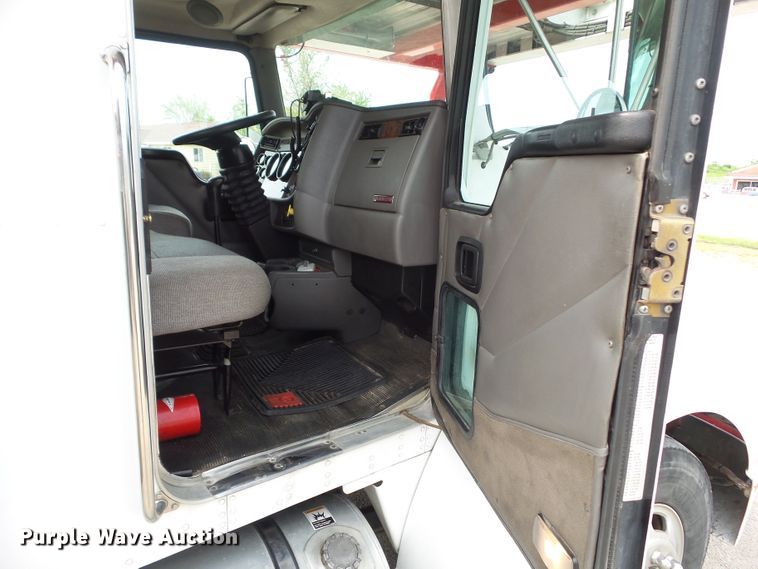 image for item DF0771 2006 Kenworth T300 rollback truck