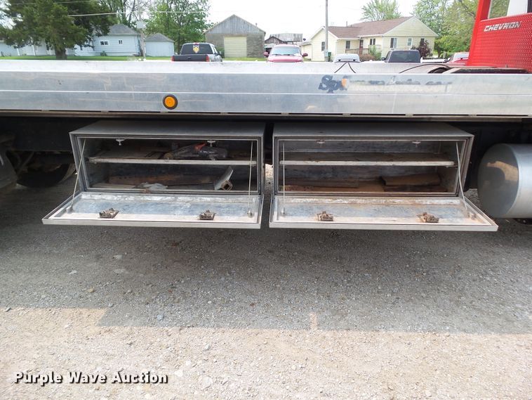 image for item DF0771 2006 Kenworth T300 rollback truck