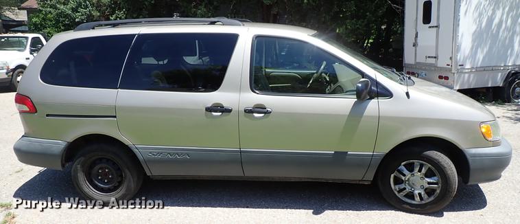 image for item DF1217 2002 Toyota Sienna van