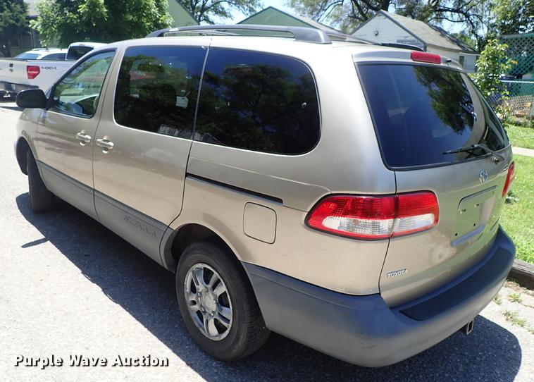image for item DF1217 2002 Toyota Sienna van
